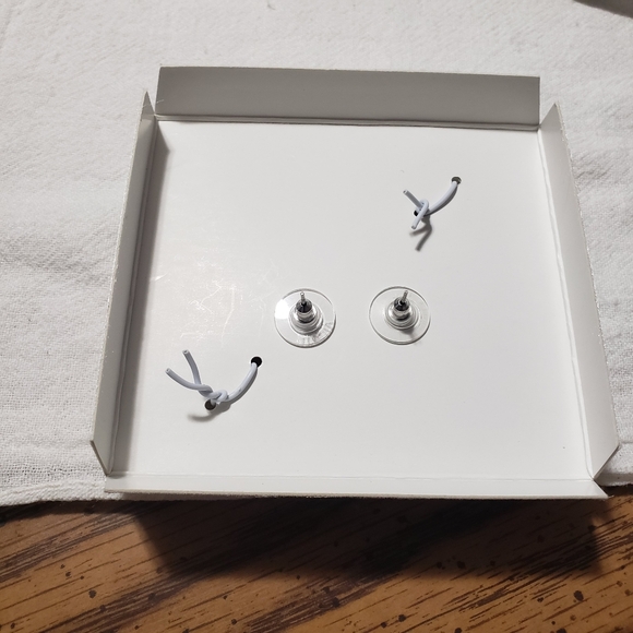 Beautiful Faux Pearl Bracelet and Pierced Earrings with posts by Crystal Kingdom - Picture 3 of 8